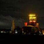 Förderturm und Maschinenhaus auf Consol, beleuchtet in der Nacht