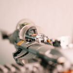 The Mandalorian N-1 Starfighter mit Din Djarin und Grogu