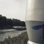 Schiff hinter Mast