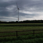 Windrad an der Autobahn