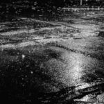 Straße bei Nacht im Regen