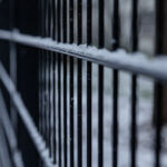 Schnee auf Zaun