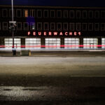 Feuerwache bei Dunkelheit