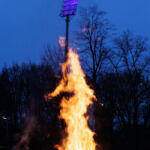 Osterfeuer mit Flutlichmast