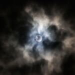 Vollmond hinter Wolken