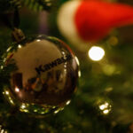 Weihnachtsbaumkugel mit Spiegelung